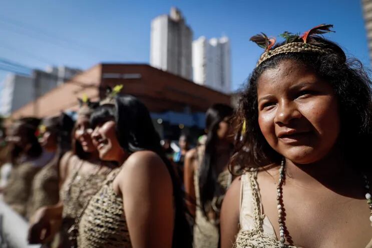 Indígenas se preparan para marchar ayer, cuando se celebra en América el Día de la Hispanidad, en la Plaza Uruguaya de Asunción (Paraguay).