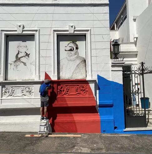 El muralista Diego Vicente en pleno trabajo de dar nueva vida a la fachada del Juande.