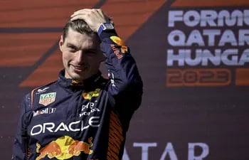 El piloto holandés Max Verstappen, ganador de Red Bull, celebra en el podio del Gran Premio de Fórmula Uno de Hungría en el circuito de Hungaroring, en Mogyorod, cerca de Budapest, Hungría, el 23 de julio de 2023.
