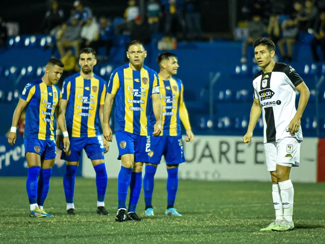 Los jugadores del Sportivo Luqueño esperan por un tiro de esquina en el duelo contra Tacuary por la vigésima ronda del torneo Apertura 2023 del fútbol paraguayo en el estadio Luis Alfonso Giagni, en Villa Elisa.