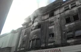Ayer se quemó parte del ex cine teatro Victoria, en Asunción.