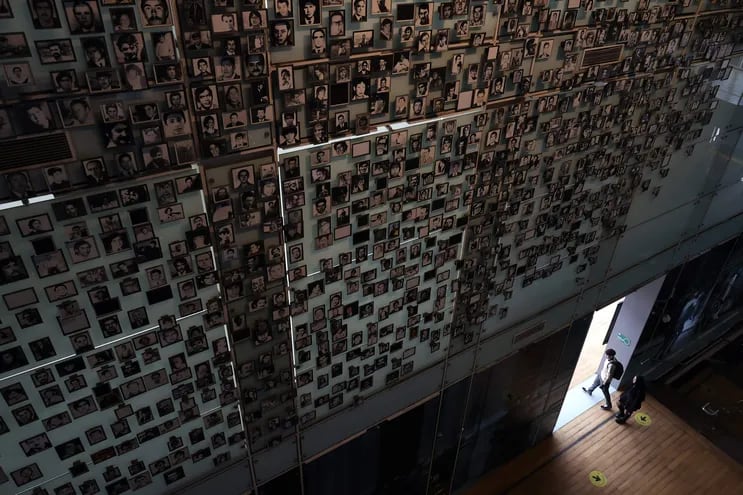 Visitantes recorren el Museo de la Memoria y los Derechos Humanos, lugar para conmemorar a las víctimas de violaciones a los Derechos Humanos durante la dictadura militar de Augusto Pinochet, el 8 de septiembre 2023, en Santiago (Chile).  (EFE)