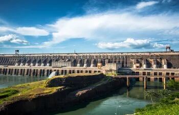Vista posterior de la central hidroeléctrica  paraguayo/brasileña Itaipú .