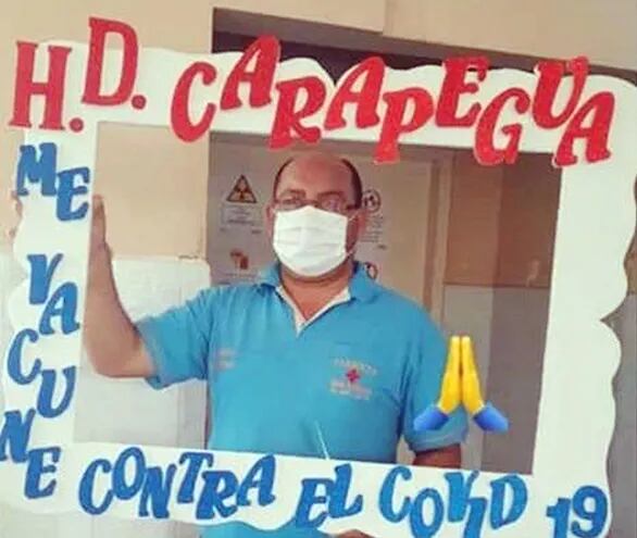 Víctor Hugo Segovia Vázquez, esposo de una funcionaria del Hospital Distrital de La Colmena, exhibe un cartel tras su vacunación en Carapeguá.