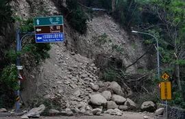 Rocas caídas y escombros bloquean el paso de un vehículo cerca del Parque Nacional Taroko, tras el terremoto del 03 de abril que azotó la isla, en Hualien, Taiwán.