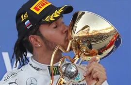 Lewis Hamilton celebrando con el trofeo.
