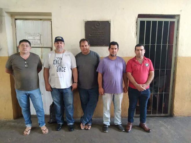 Los cinco camionros tras ser ingresados al penal de Tacumbú.