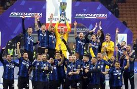 Samir Handanovic, capitán del Inter, levanta el trofeo de la Supercopa de Italia rodeado de sus compañeros.