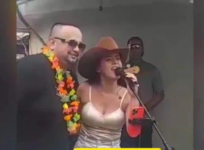 MIlciades Pedra Gómez, alias Oso Ronquillo, con la cantente Mili Britiez, en su fiesta de cumpleaños en Tacumbú.