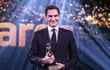 El tenista suizo retirado Roger Federer posa con el premio honorífico en la ceremonia de los Sports Awards 2022 en Zúrich, Suiza, el 11 de diciembre de 2022.