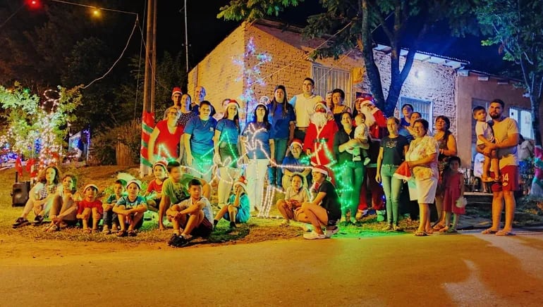 Vecinos del Barrio Lomas Valentinas, límite con Barrio Estación, con sus adornos navideños que están en competencia.