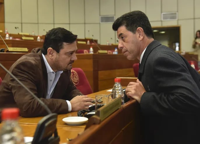 Los senadores Salyn Buzarquis y Víctor Ríos, ambos legisladores del PLRA que pugnarían por la presidencia de la República en 2023.
