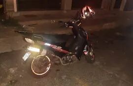 La motocicleta que los marginales intentaron robar al trabajador de delivery.