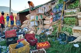 frutas-y-hortalizas-desparramadas-luego-de-que-se-volcara-el-camion-que-las-transportaba-en-paraguari-gentileza--205443000000-1698797.jpg