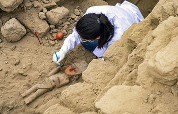 Imagen cedida por el Ministerio de Cultura de Perú en la que se observa el hallazgo de una escultura intacta de prehispánica. (AFP)