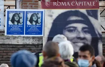 Carteles que muestran a Emanuela Orlandi, una adolescente del Vaticano desaparecida en 1983 a los 15 años, cuelgan de una pared durante un mitin en Via della Conciliazione cerca de la Ciudad del Vaticano, en Roma, Italia.