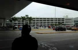la-terminal-h-del-aeropuerto-de-miami-fue-evacuada-este-lunes-28-de-marzo-de-2016-por-un-aviso-de-bomba-que-resulto-ser-una-falsa-alarma-180038000000-1443080.jpg