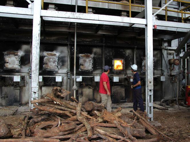 Dos empleados de Petropar en la zona de calderas de la planta alcoholera de la empresa estatal en la ciudad de Mauricio José Troche, este lunes.