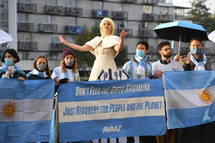 Una activista de Avaaz representa a Evita Perón en una protesta frente a la COP26.