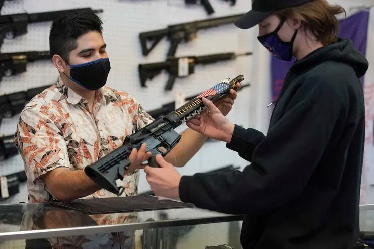 Un cliente inspecciona un rifle de asalto en una tienda de armas en Orem, Utah (Estados Unidos).