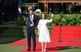 El nuevo presidente del Paraguay, Santiago Peña, y su esposa Leticia Ocampos. La primera dama optó por un diseño de Victoria Maluff.