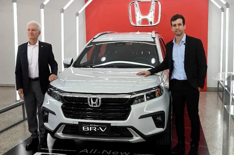 Camilo Carrizosa y Camilo Carrizosa (h) exhiben el Honda BR-V.