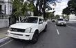 Agentes de la comisaría jurisdiccional, 3° de Asunción verifican el interior de la camioneta en que circulaban las víctimas.