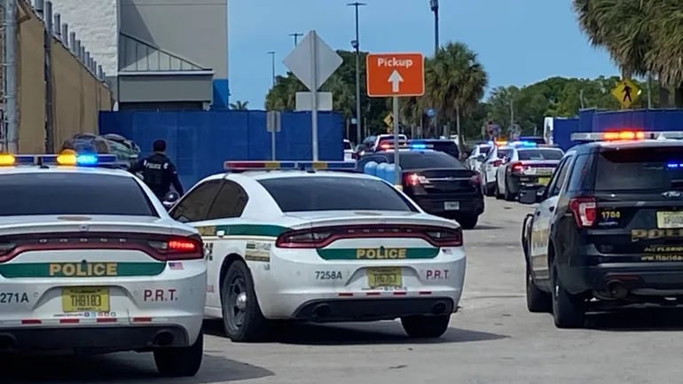 La policía llega al Walmart de Florida donde se registró un tiroteo.