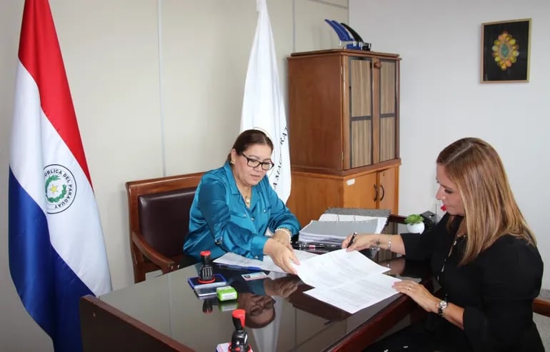 La Dra. María Lorena Segovia Azúcas (der.), inscribe su candidatura para el concurso de terna para el cargo de defensor general. También aparece en la foto la secretaria general del CM, Abg. Cecilia Martínez.