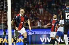 Mauro Boselli festeja el tanto que convirtió contra Sol de América por la jornada 15 del torneo Clausura 2021.