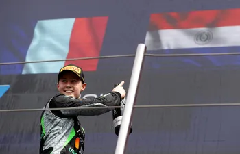El paraguayo Joshua Duerksen, piloto de PHM AIX Racing, festeja el tercer puesto de la cuarta fecha de la temporada 2024 de la Fórmula 2 de la FIA, en Imola, Italia.