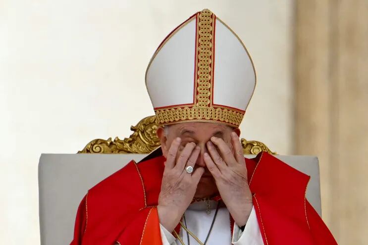El papa Francisco durante la misa del Domingo de Ramos en la plaza de San Pedro, en el Vaticano. Presidió la ceremonia, pero no leyó la homilía.