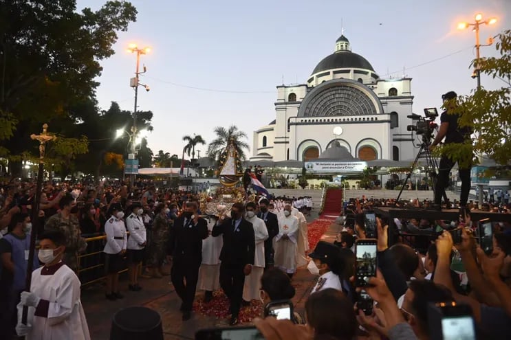 La procesión de la imagen de la protectora espiritual del Paraguay se inició a las 05:30 frente a miles de peregrinos.