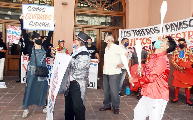 El pasado 5 de noviembre, artistas se manifestaron frente a Hacienda para exigir el pago del subsidio establecido en la Ley 4368.