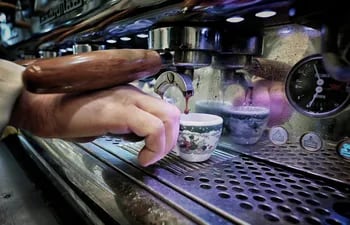 Un mesero prepara un café espresso en el histórico Gran Caffe Gambrinus, en Nápoles, Italy.