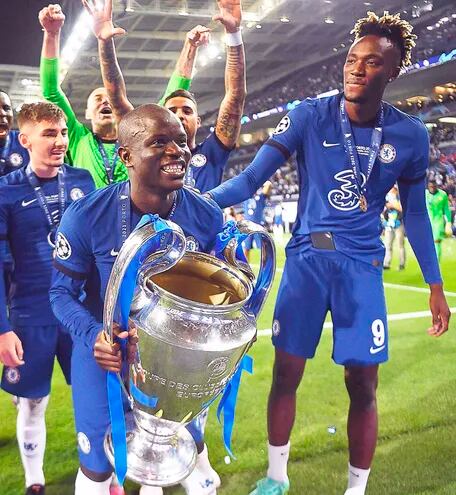 N’Golo Kanté levanta sonriente el trofeo de Champions League. El volante francés fue el mejor jugador del partido.