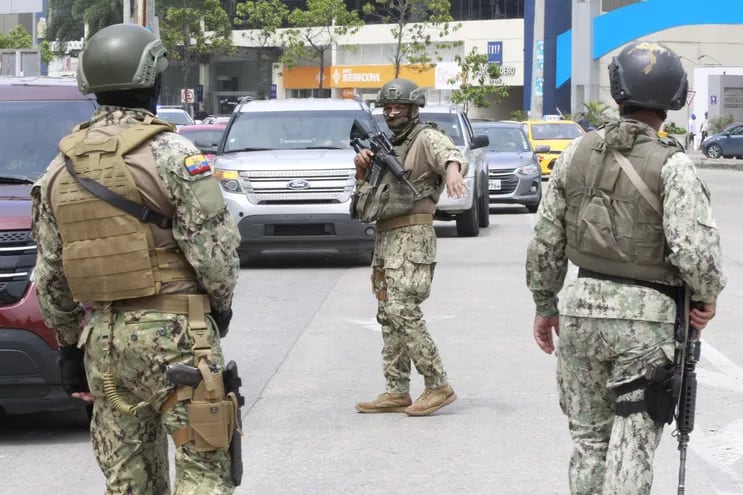 Soldados del ejército ecuatoriano patrullan las calles de la ciudad de Guayaquil.
