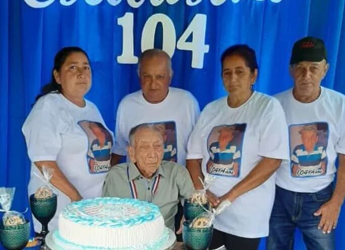 Don Escolástico Báez junto a familiares que compartieron con él el festejo por sus 104 años de edad.
