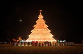 Imponente árbol de Navidad de 20.000 luces en Bella Vista, Itapúa. Gentileza de Comunicación de la Municipalidad.