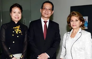 tran-mai-huong-el-embajador-de-vietnam-thao-nguyen-dinh-y-la-rectora-de-la-unida-leila-rachid-lichi--202728000000-1362696.jpg