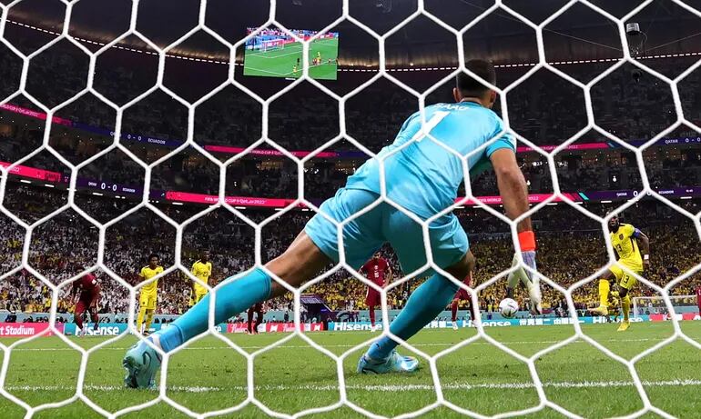 Enner Valencia define con categoría a la derecha del arquero para abrir el marcador para Ecuador. Fue el primer gol del Mundial de Qatar de 2022.