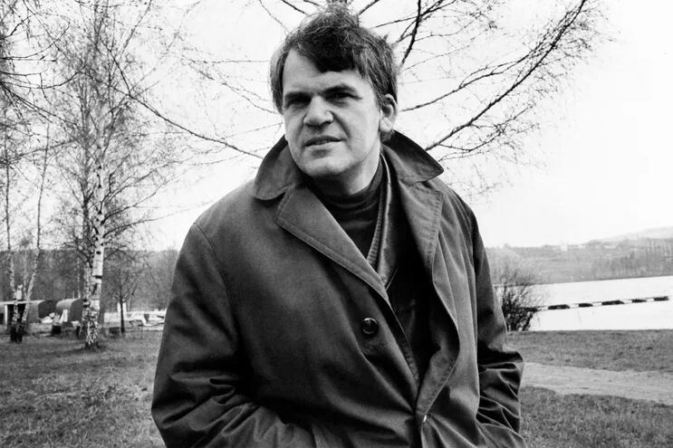 El escritor checo Milan Kundera en una fotografía tomada en 1973. El autor de "La insoportable levedad del ser" falleció hoy en París a los 94 años de edad.