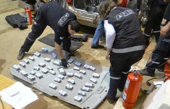 autoridades-argentinas-verifican-la-droga-foto-de-la-pagina-del-diario-la-opinion-212623000000-1353179.jpg