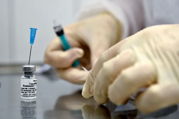 La vacuna rusa contra el coronavirus Sputnik V tiene una efectividad del 95%, según un segundo análisis intermedio de datos de ensayos clínicos.
