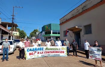 Los manifestantes piden castigo ejemplar a los que contaminan el arroyo Caañabé en la zona de Carapeguá