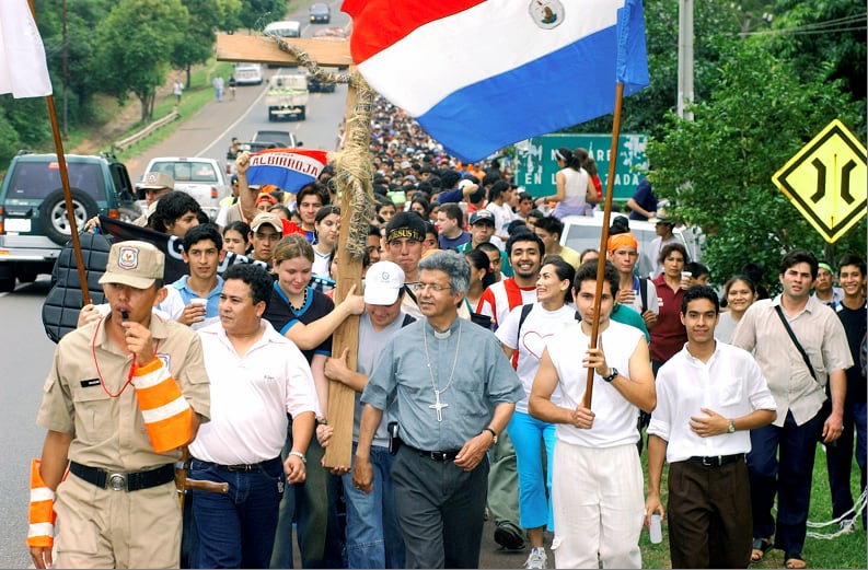 Monseñor Adalberto Martínez caminaba con los jóvenes camino a saludar a la Virgen de Caacupé, en el 2003.