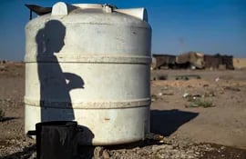 La sombra de una niña proyectada sobre un tanque de agua en un campamento de desplazados en Raqa, en el norte de Siria.