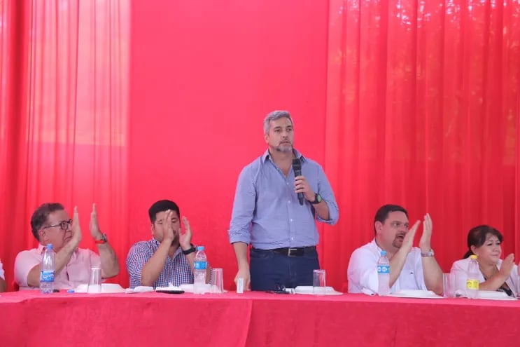 Mario Abdo (c) asistió ayer a una reunión política en en San Juan Nepomuceno, departamento de Caazapá.