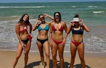 De izq. a der. las paraguayas Erika Mongelós, Laura Ovelar, Giuliana Poletti y Michelle Valiente en Recife, Brasil.