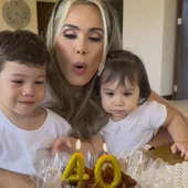 Tania Domaniczky a punto de apagar las velitas de la torta de cumpleaños junto a sus hijos Maxi y Mía.